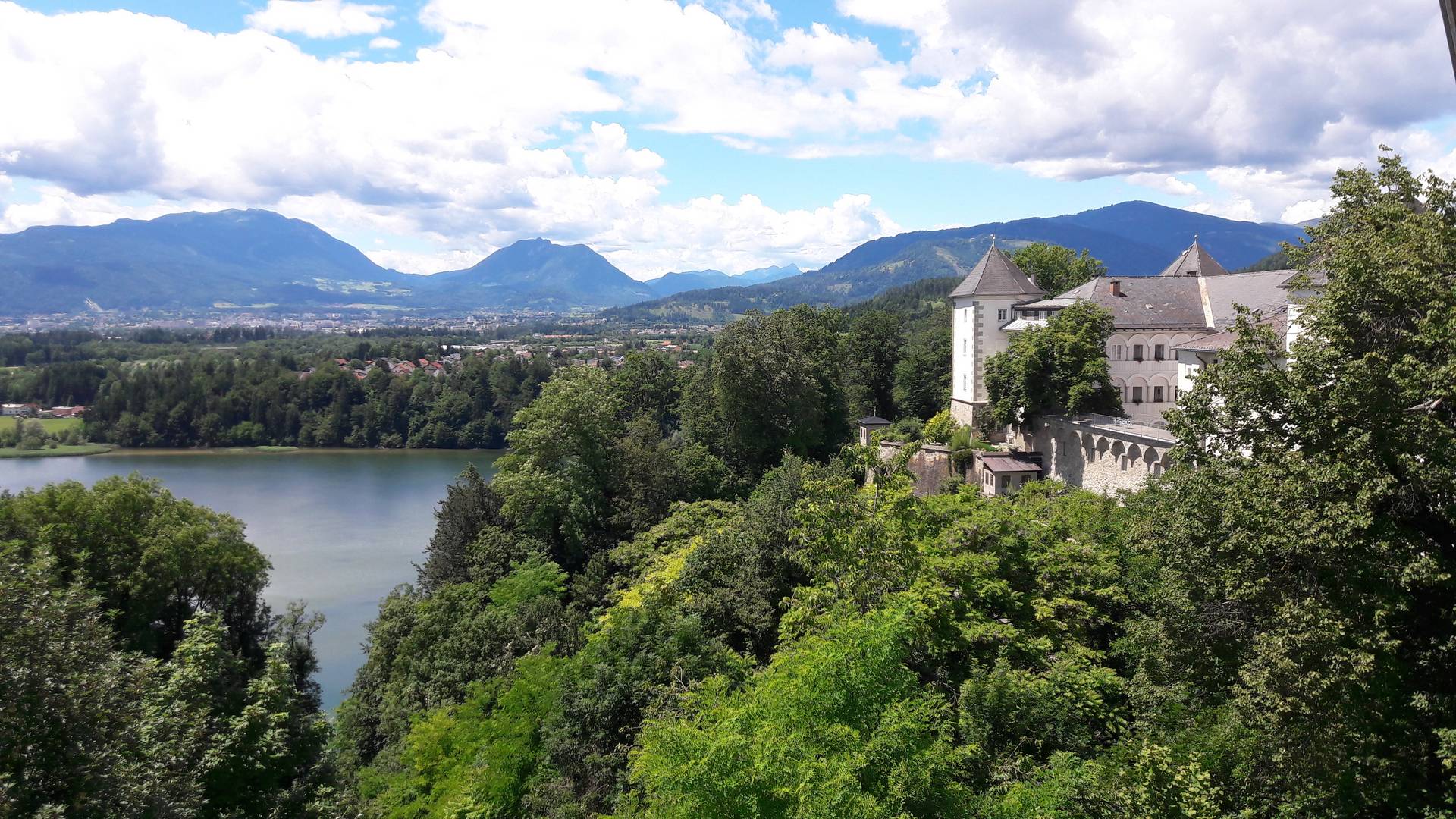 <p>Burgen und Schlösser in Kärnten, Kloster Wernberg Drauschleife</p>