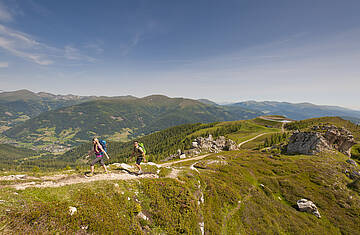 Pärchen bei Wanderung am Alpe Adria Trail in den Nockbergen