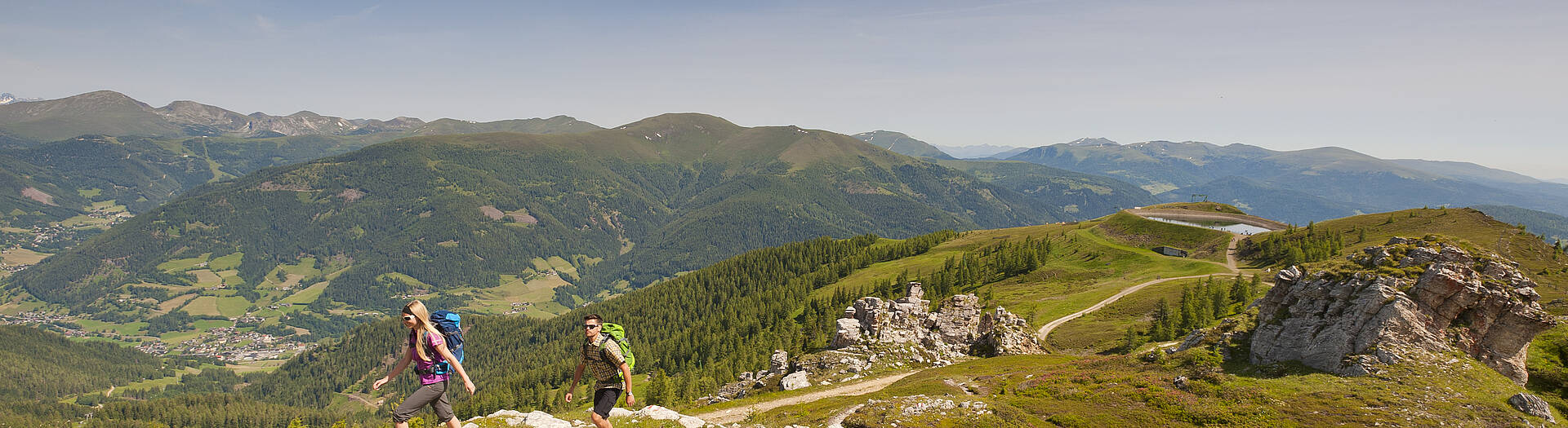 Pärchen bei Wanderung am Alpe Adria Trail in den Nockbergen