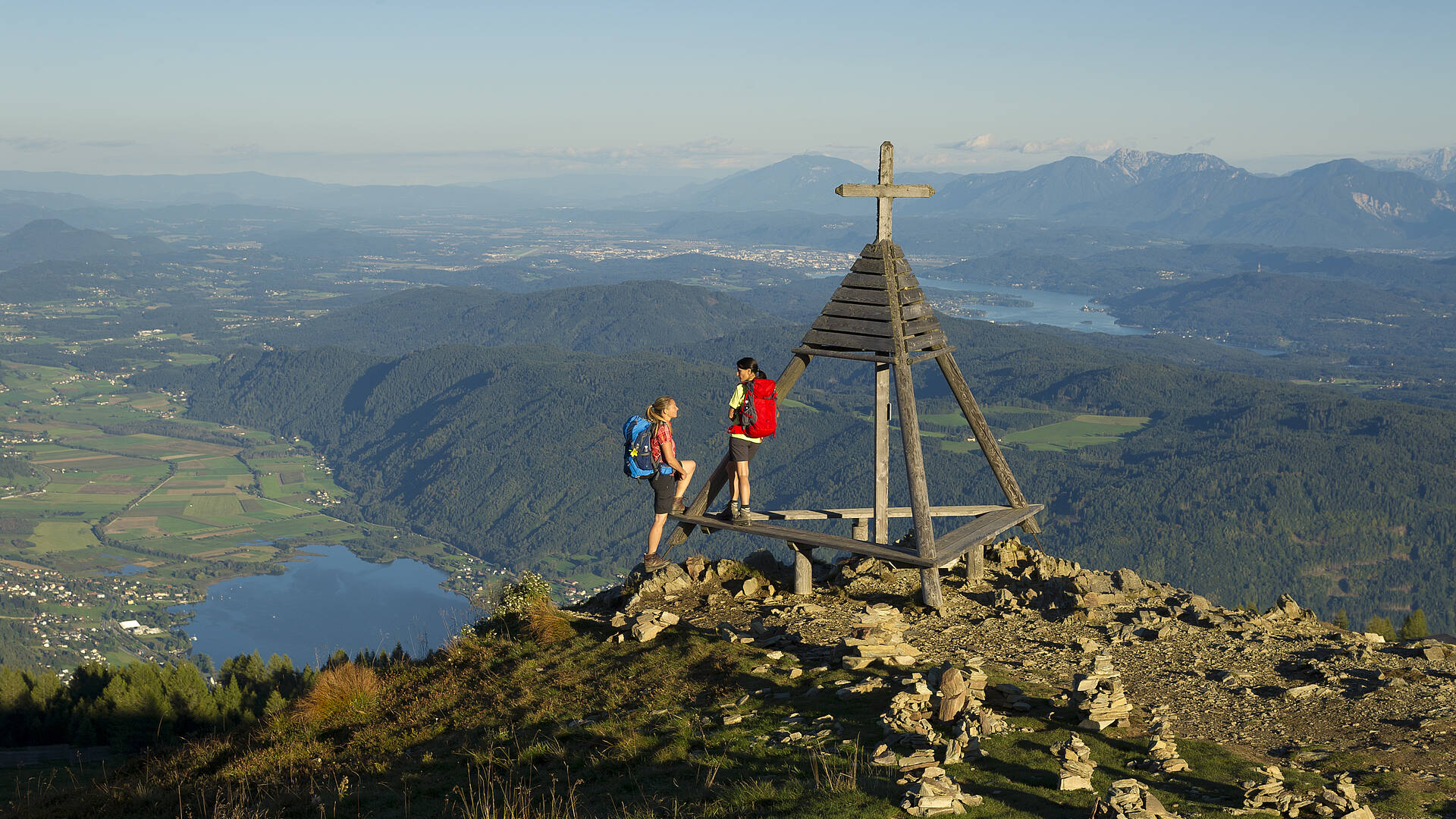 Gerlitzen Alpe. Vom Berger Wetterkreuz bieten sich grandiose Ausblicke auf Ossiacher See, Wörther See und das gesamte Klagenfurter Becken. 