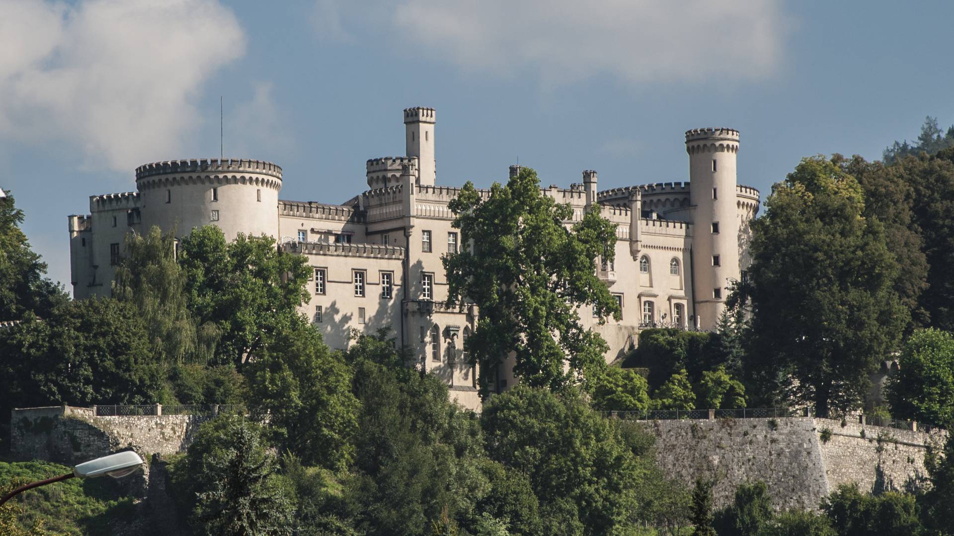 <p>Die Bezirksstadt des Lavanttales ist aufgrund der historischen Altstadt sehenswert. Kulturinteressierte können, das majestätisch über der Stadt gelegene Schloss Wolfsberg, bestaunen.</p>