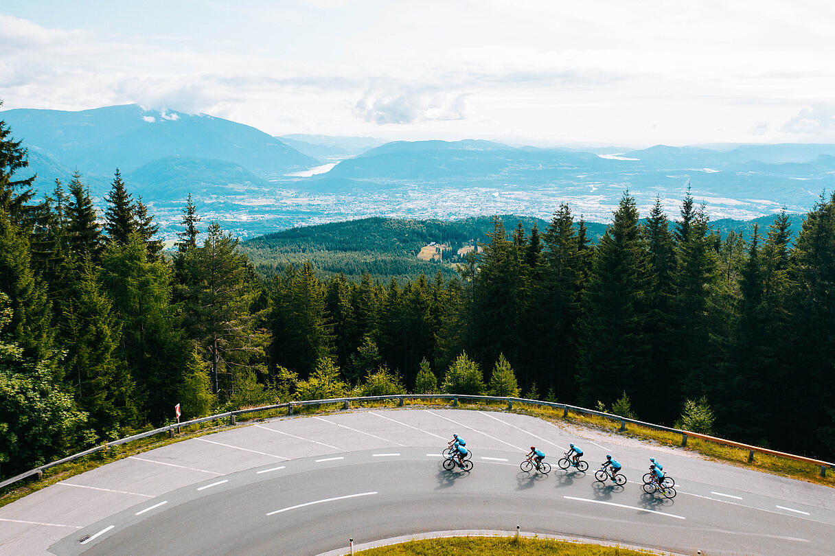 Rennradfahren entlang der Villacher Alpenstraße Die Villacher Alpenstraße bietet tolle Fahrverhältnisse für Rennradfahrer und atemberaubende Aussichten auf Villach, den Ossiacher See sowie das gesamte Drau- und Gailtal.