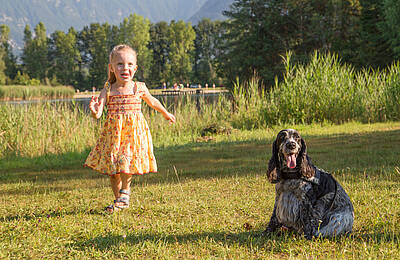 Mädchen mit Hund am Campingplatz