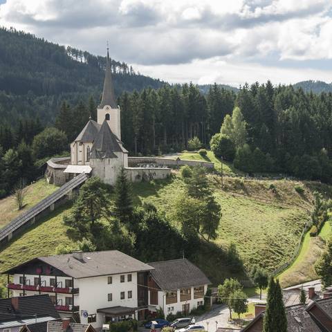 In einem Seitental des Gurktales liegt der Erholungsort Deutsch-Griffen. Markanter Punkt in der Gemeinde ist die auf einer Anhöhe gelegene Wehrkirche aus dem 12. Jahrhundert.