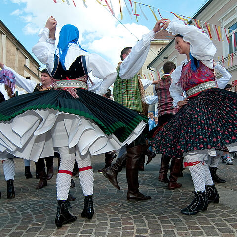 Nötsch Kufenstechen mit Gailtaler Tracht