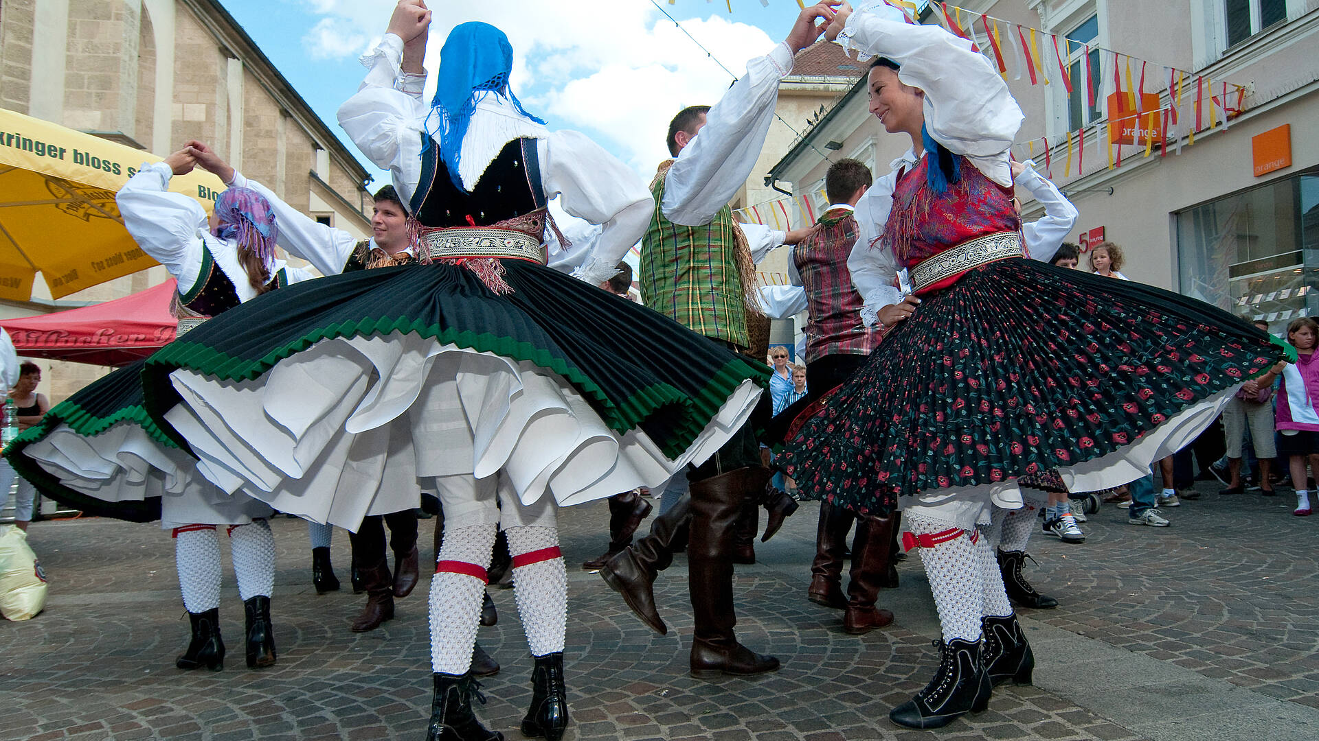 Nötsch Kufenstechen mit Gailtaler Tracht