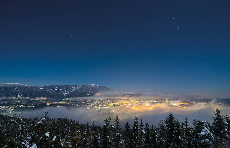 Villach bei Nacht mit Blick auf die Gerlitzen