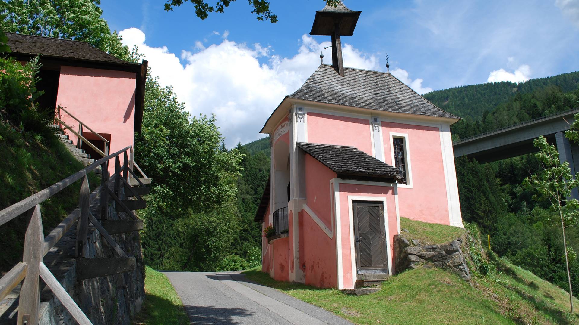 <p>10 Geheimtipps in Kärnten, die geteilte Kirche in Gmünd</p>