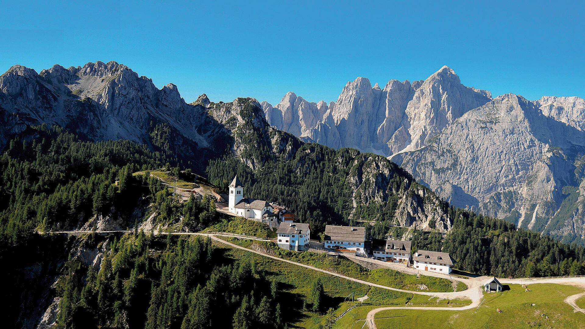 Monte Lussari. Malerischer Wallfahrtsort auf 1.790 m Seehöhe inmitten der Julischen Alpen. 