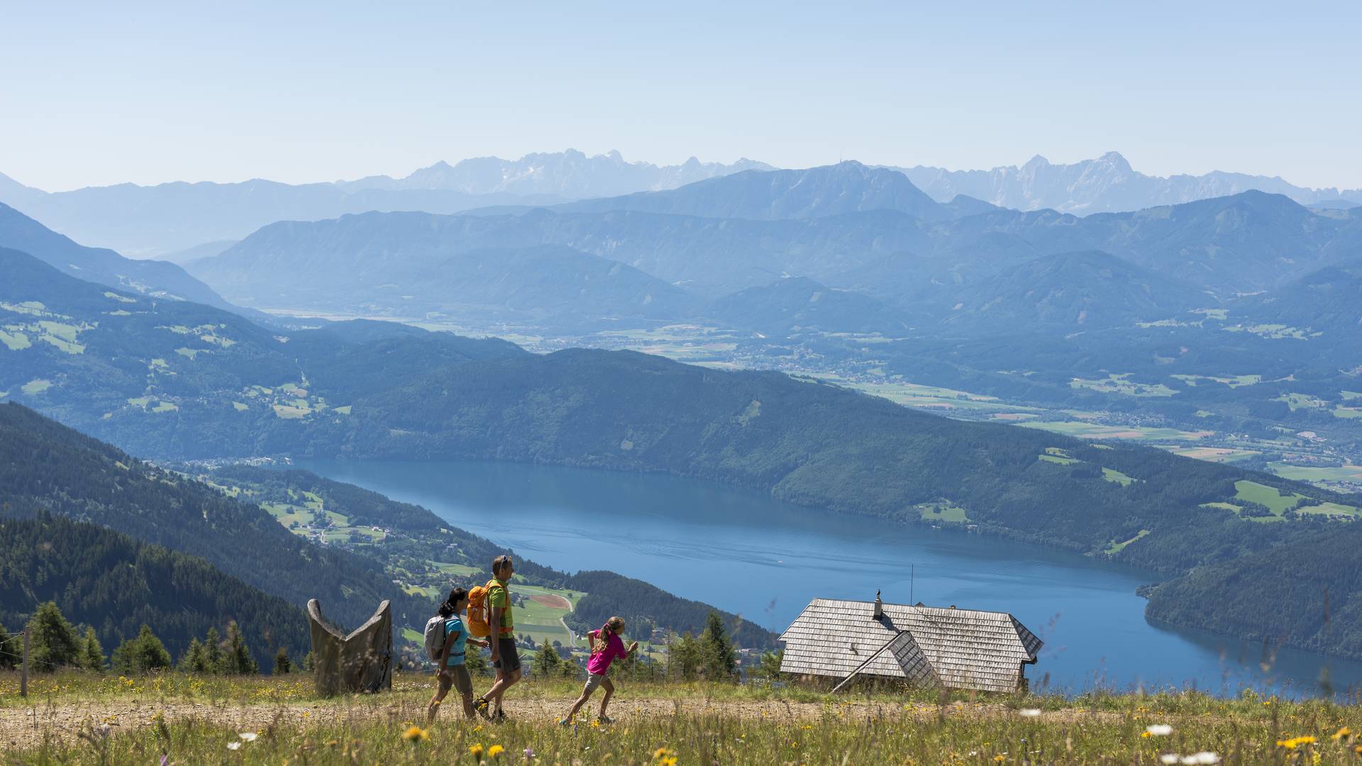 <p>Alpe Adria Trail, Alexanderhütte mit Millstätter See</p>