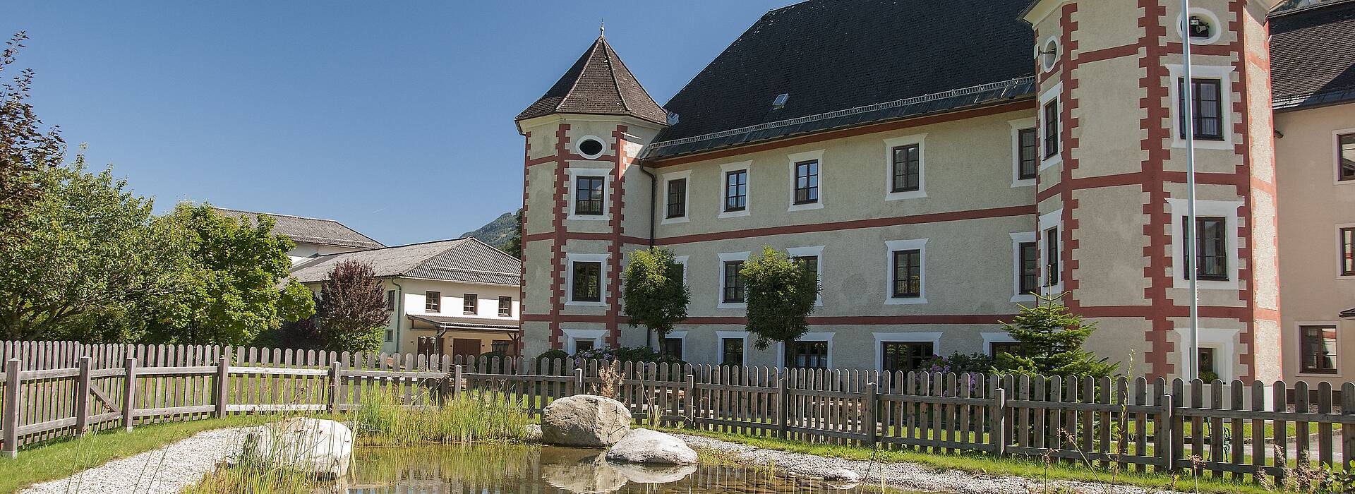 Lurnfeld Mit dem Schloss Drauhofen in der Nationalpark-Region Hohe Tauern