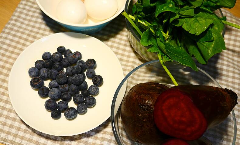 Eierfaerben mit Naturfarben