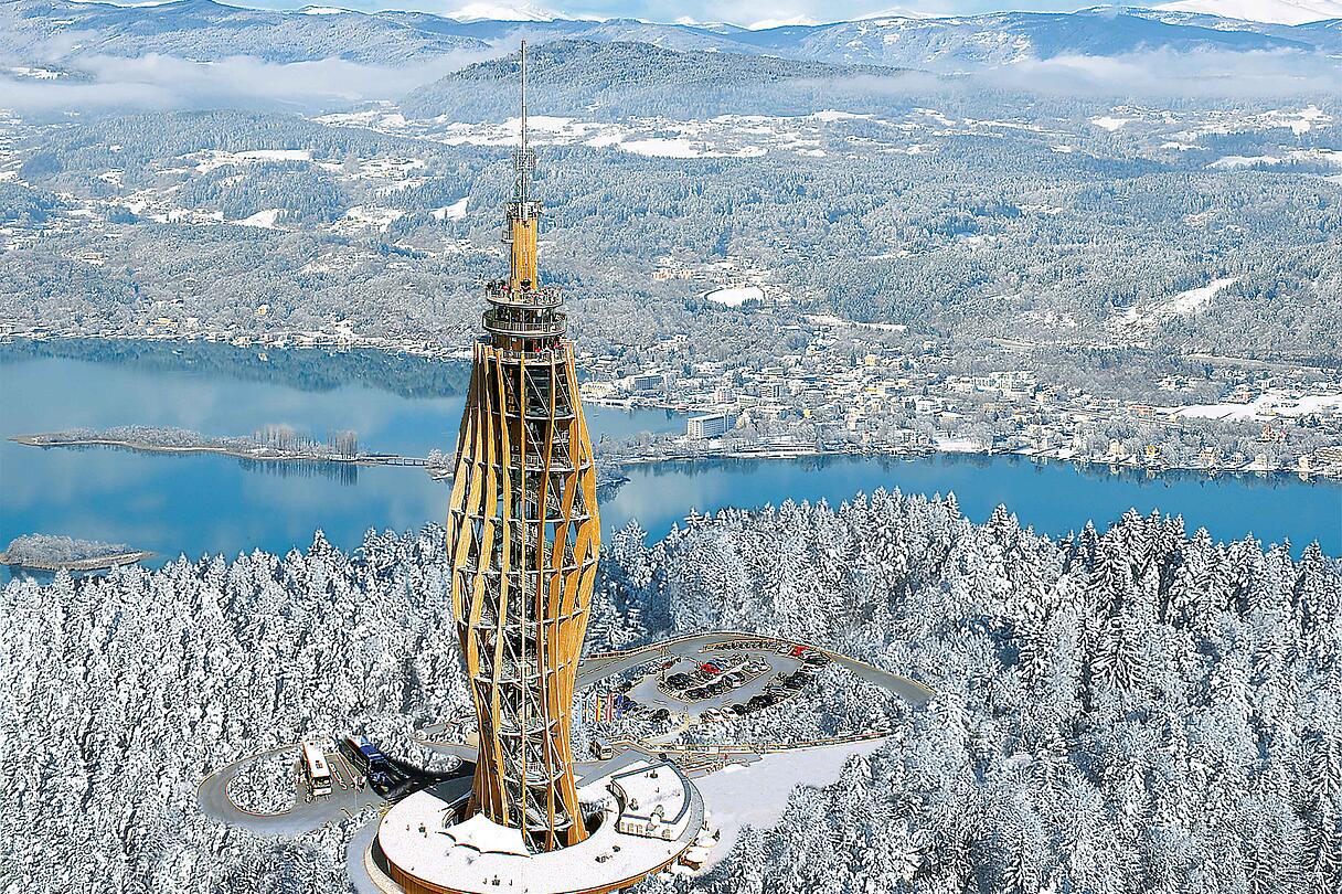 Pyramidenkogel im Winter Der mit fast 100 Metern welthöchste Aussichtsturm aus Holz ist eine aus mächtigen, elliptisch angeordneten Holzstützen bestehende Konstruktion, die sich spiralförmig in den Himmel schraubt - eine eindrucksvolle Skulptur im Landschaftsraum!