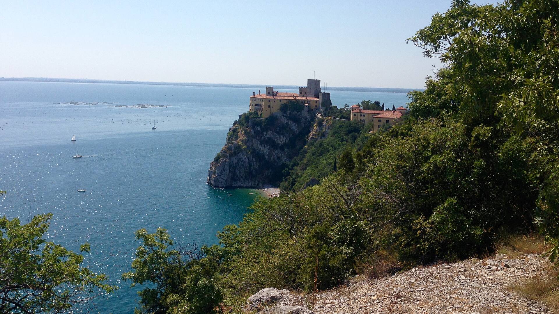 Rilkeweg. Der rund 2 km lange Weg führt entlang der Steilküste vom Schloß Duino nach Sistiana und ist nach Rainer Maria Rilke benannt, der hier seine Duineser Elergien schrieb. 