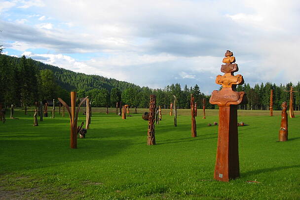 Holzskulpturenpark im Schloss Albeck in Albeck Sirnitz