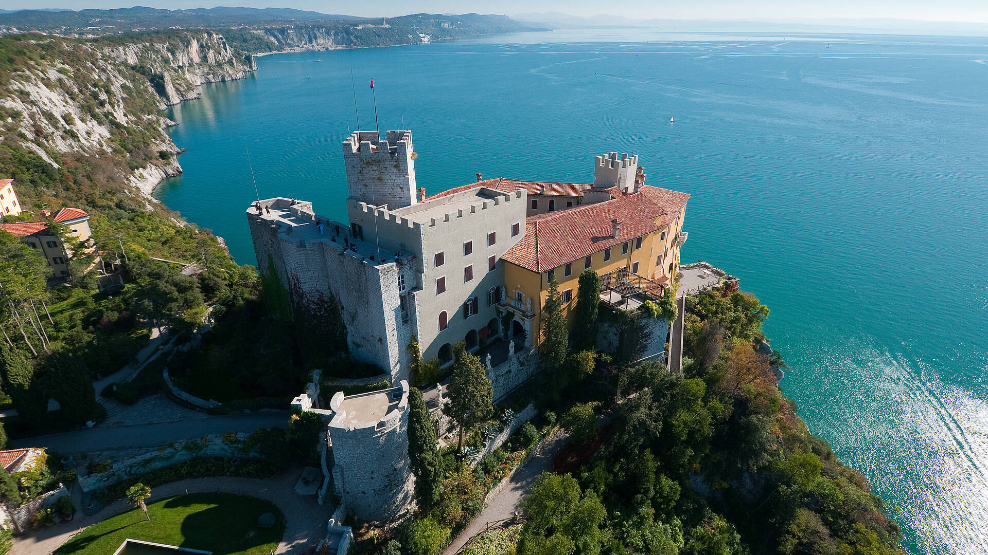 Rilkeweg. Der rund 2 km lange Weg führt entlang der Steilküste vom Schloß Duino nach Sistiana und ist nach Rainer Maria Rilke benannt, der hier seine Duineser Elergien schrieb. 