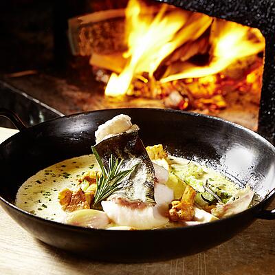 Wels auf Eierschwammerl mit Jungzwiebel Ragout