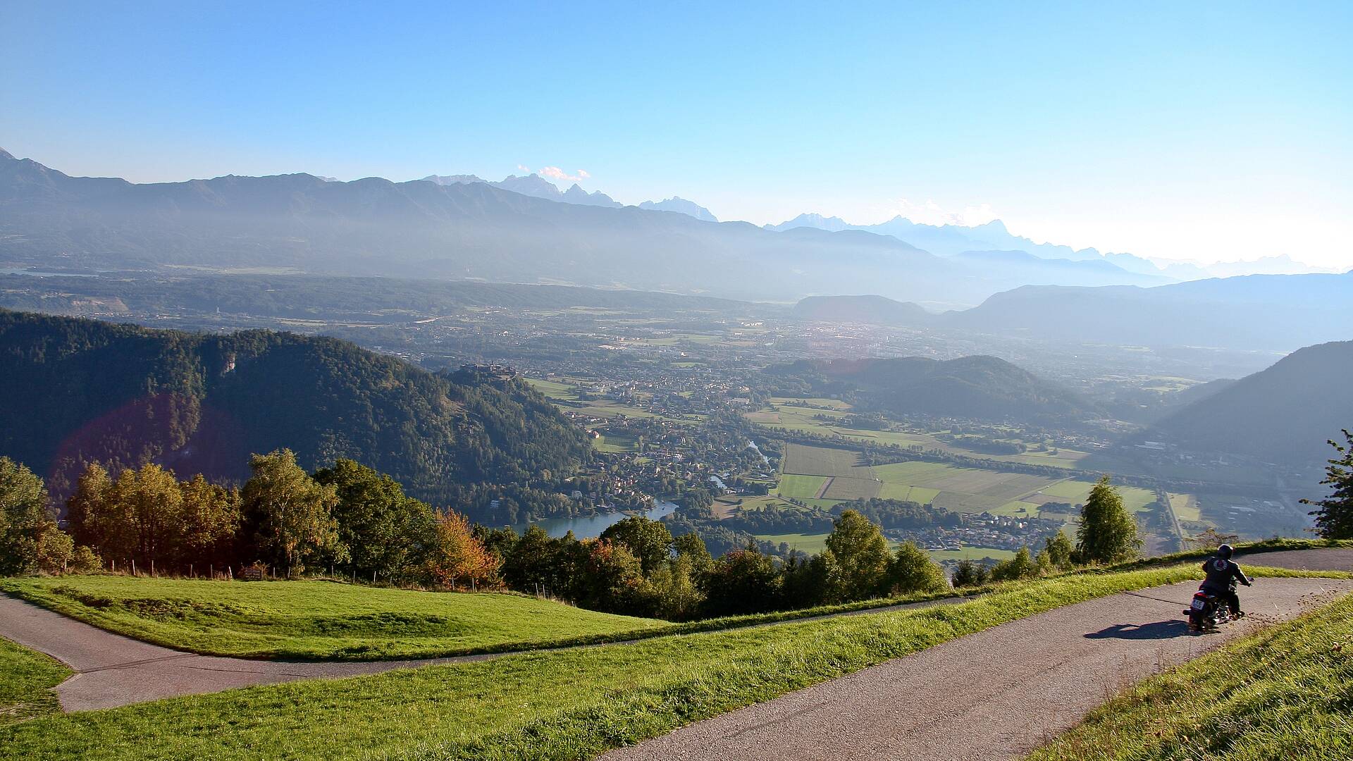 Gerlitzen Alpenstrasse mit Blick auf den Ossiacher See