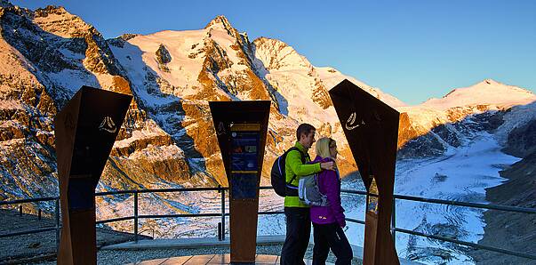 Kaiser-Franz-Josefs-Höhe. Startplatz der ersten Etappe des AAT auf 2.396 m. Blick auf Großglockner, Johannisberg und Pasterze.