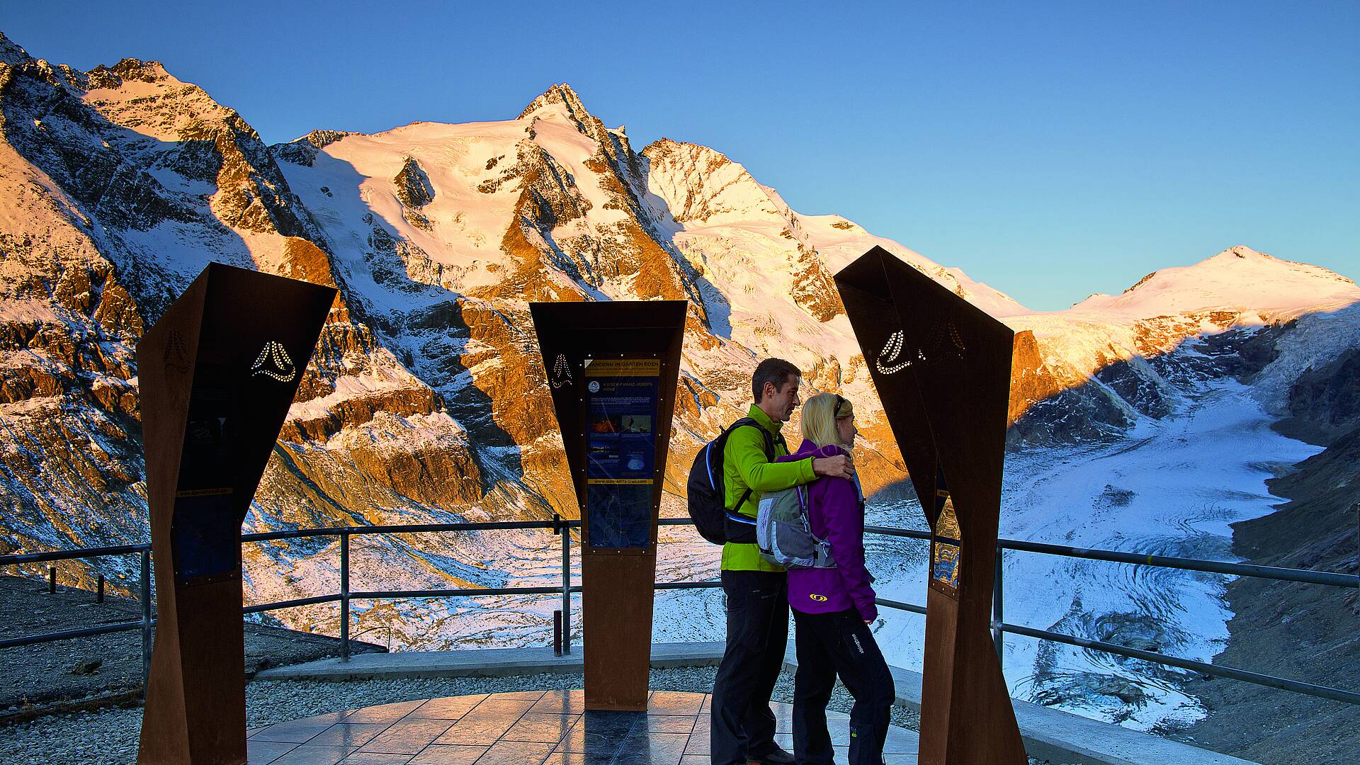 Kaiser-Franz-Josefs-Höhe. Startplatz der ersten Etappe des AAT auf 2.396 m. Blick auf Großglockner, Johannisberg und Pasterze.