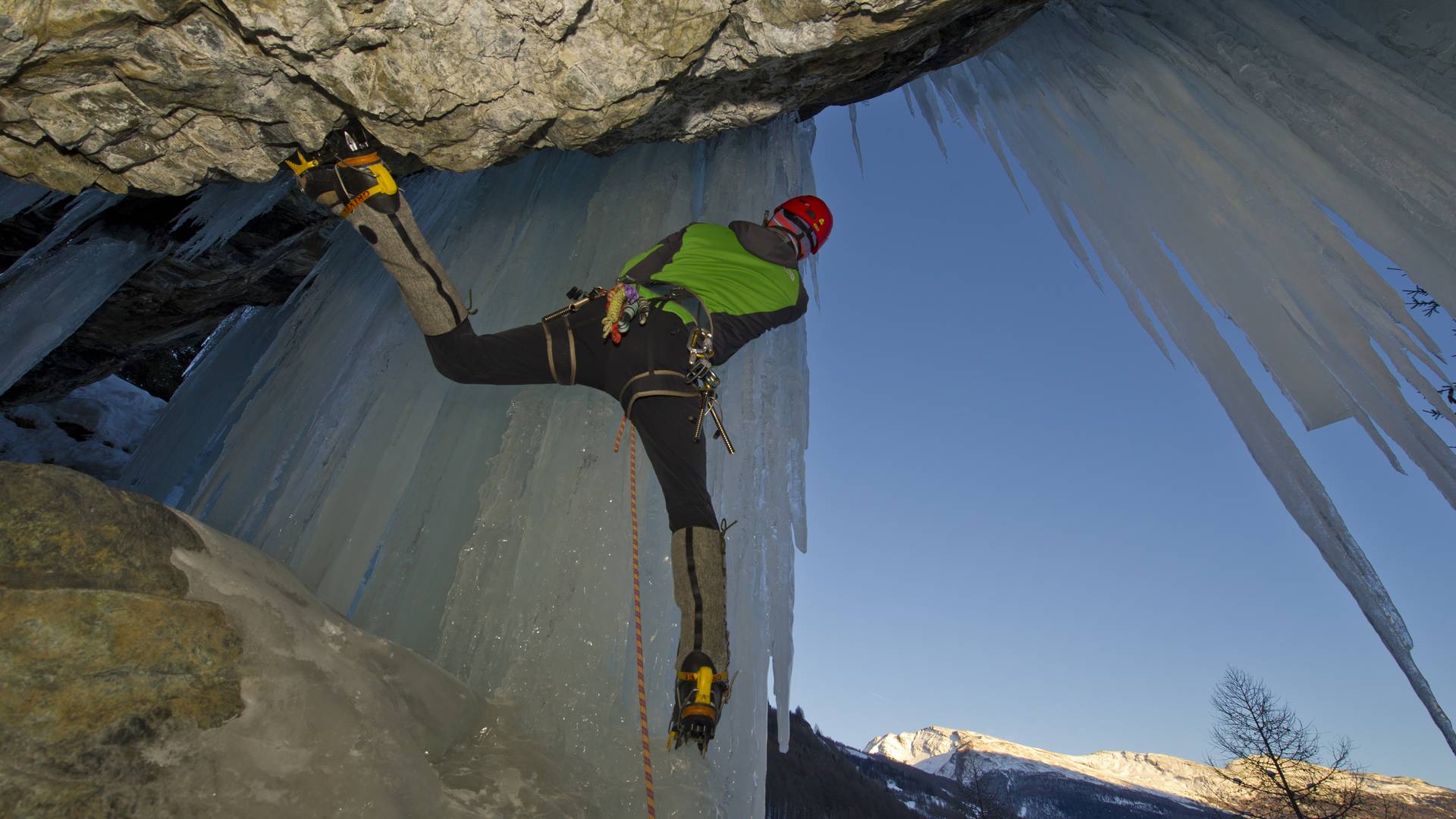 Eisklettern in Heiligenblut hängend