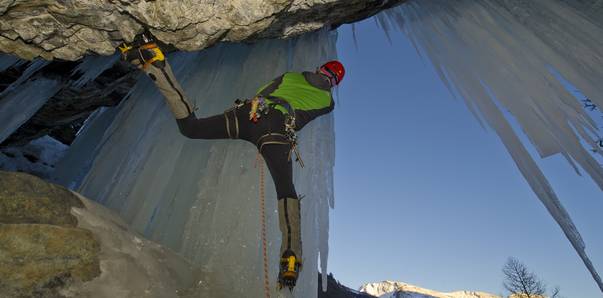 Eisklettern in Heiligenblut hängend