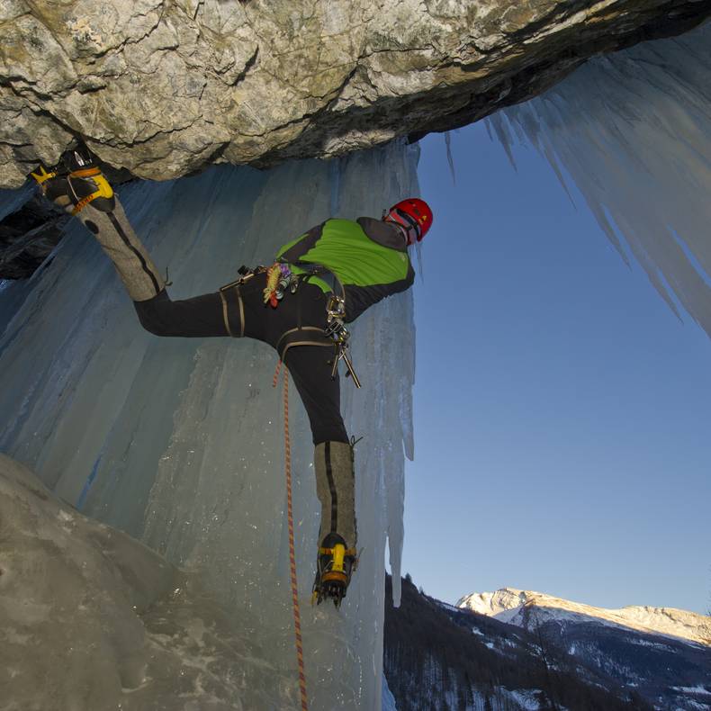 Eisklettern in Heiligenblut hängend