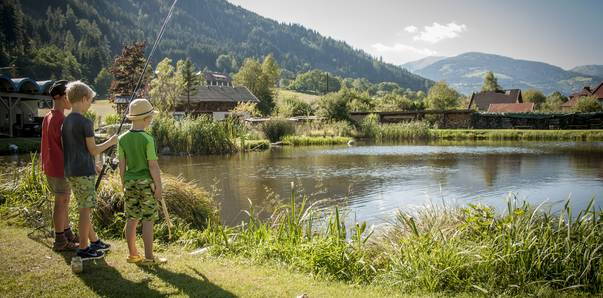 Kinder fischen in Feld am See