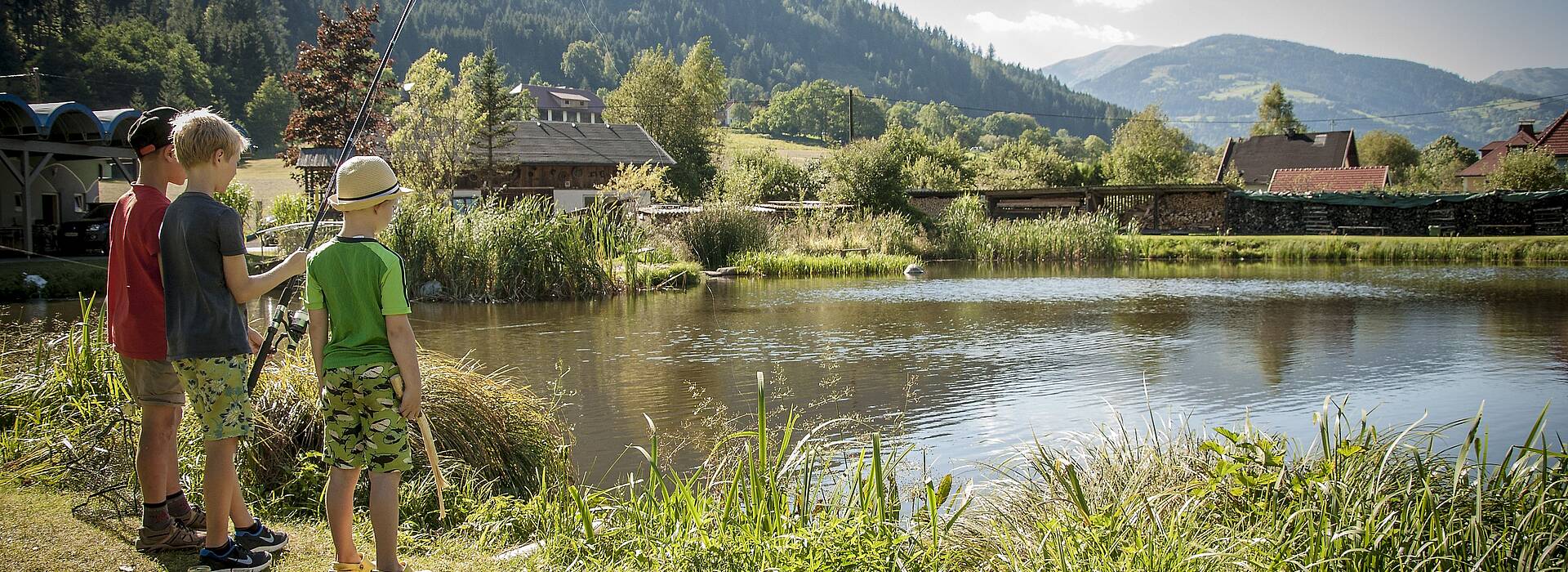 Kinder fischen in Feld am See
