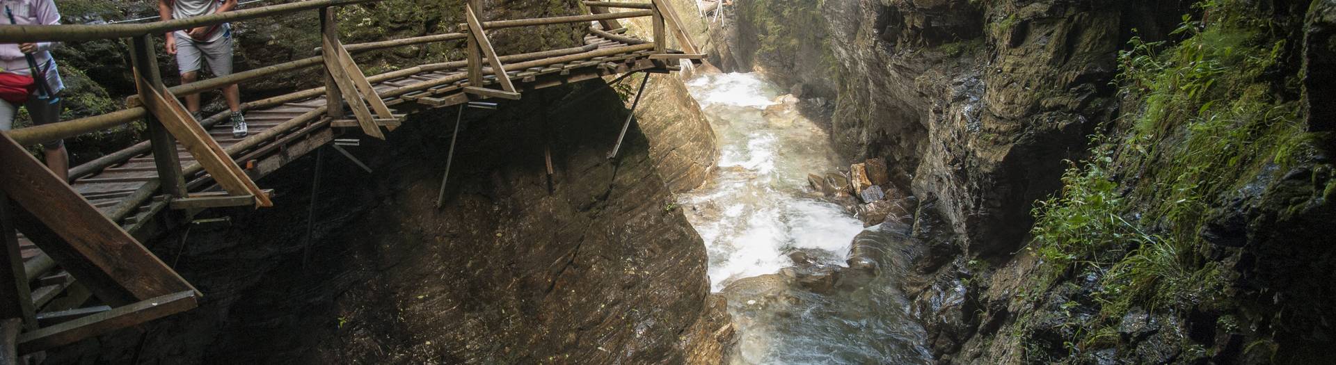 <p>Die wildromantische Raggaschlucht in Flattach in der Nationalpark-Region Hohe Tauern ist eine besondere Attraktion. Umgeben von Wasserfällen auf konstvoll angelegten Stegen eine Besonderheit durchwandern.</p>