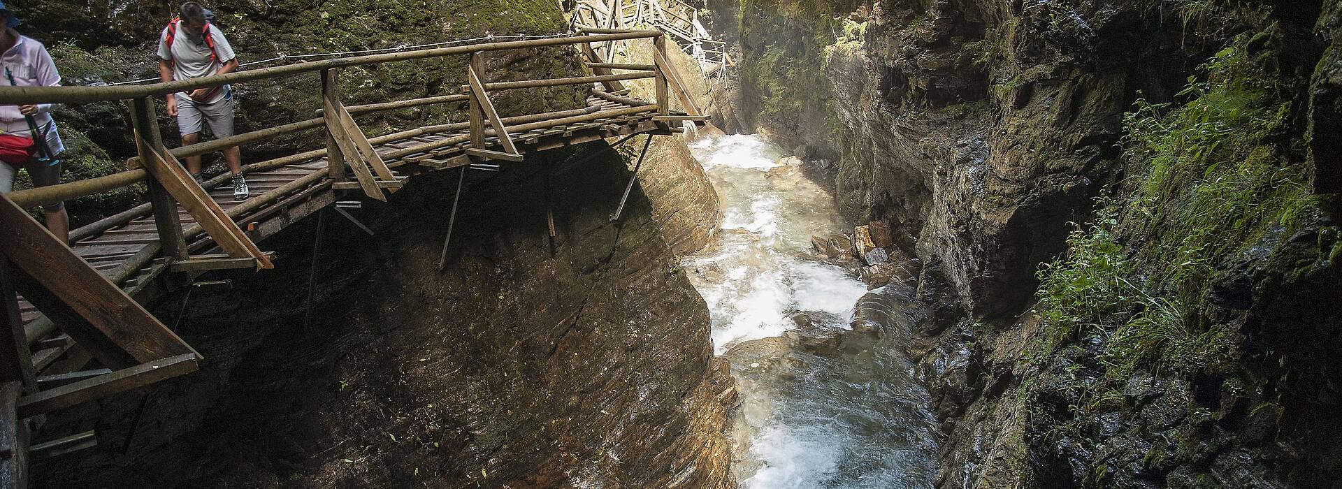 <p>Die wildromantische Raggaschlucht in Flattach in der Nationalpark-Region Hohe Tauern ist eine besondere Attraktion. Umgeben von Wasserfällen auf konstvoll angelegten Stegen eine Besonderheit durchwandern.</p>