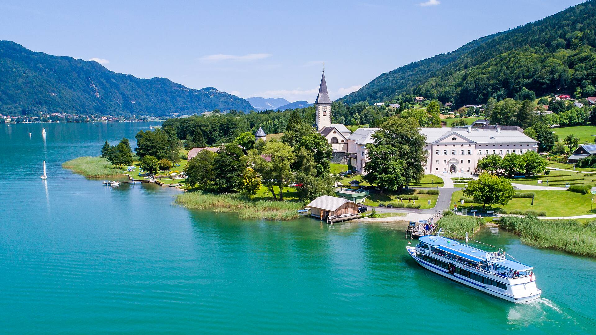 Der Ossiacher See in Kärnten mit dem Stift Ossiach