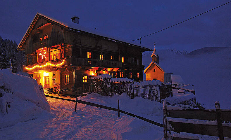 Almhütte bei Nacht