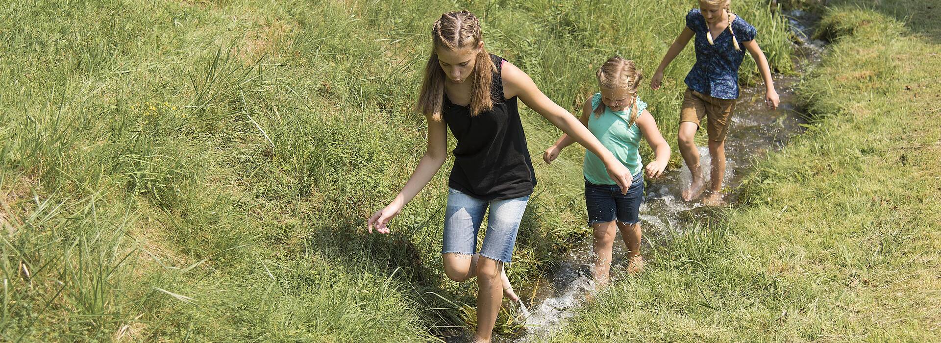 Geschmack der Kindheit - Kinder im Bach Fischzucht Prenter