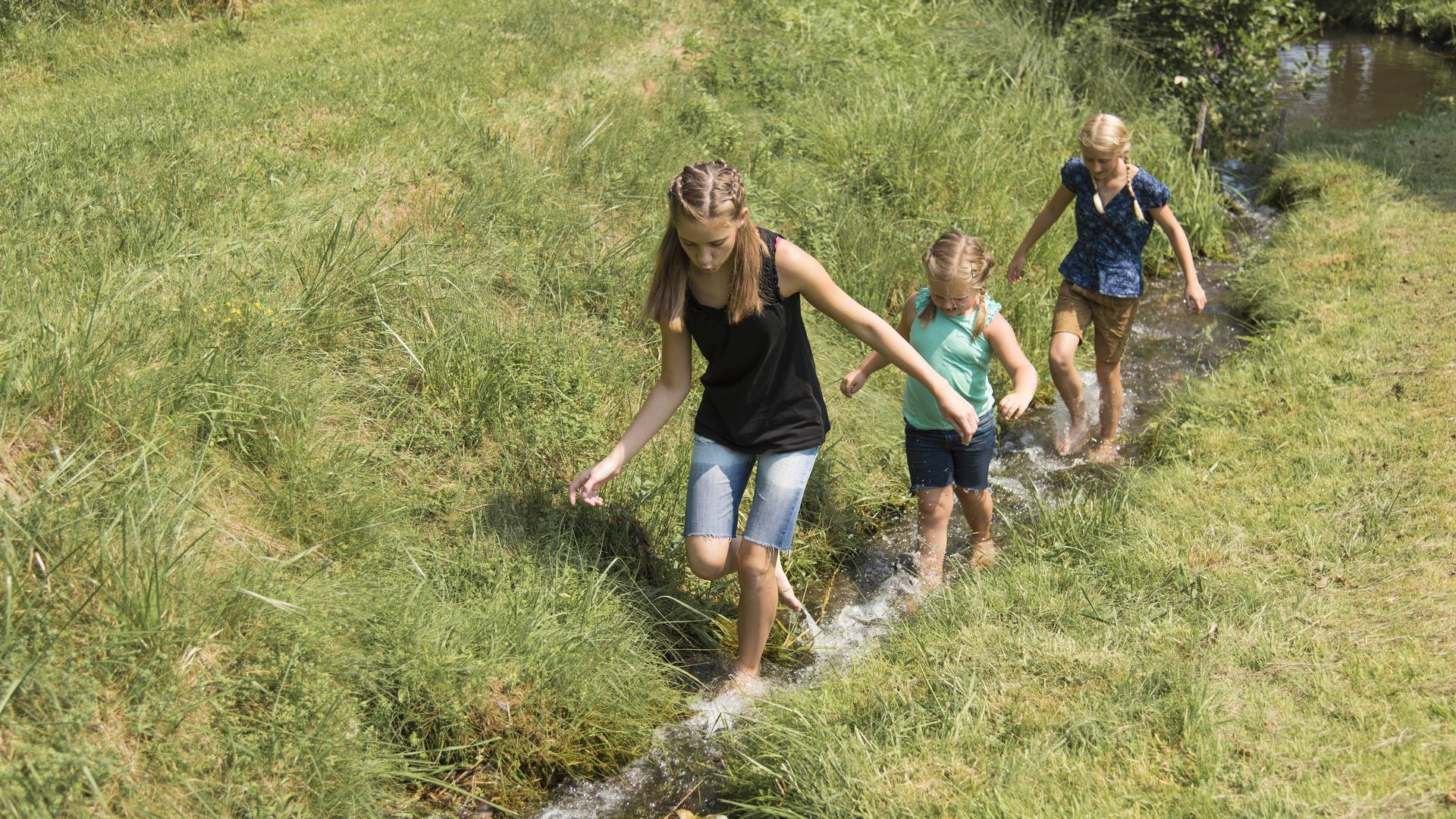 Geschmack der Kindheit - Kinder im Bach Fischzucht Prenter