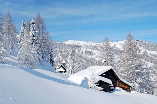 Verschneite Hütte