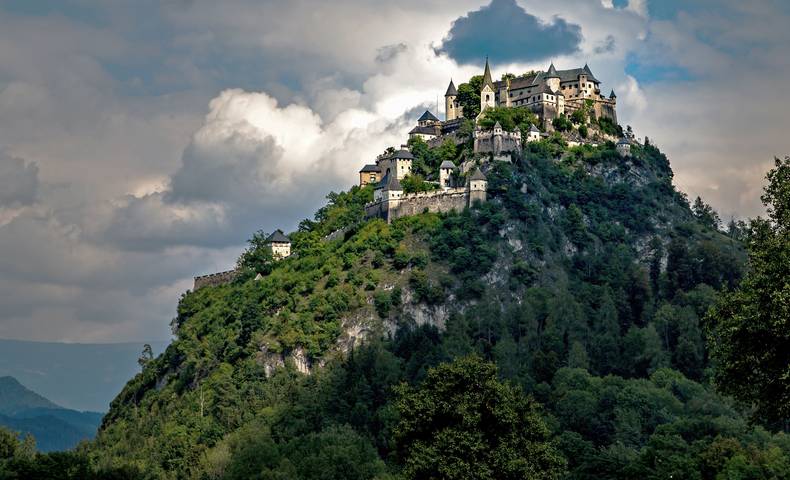 <p>Burgen und Schlösser in Kärnten, Burg Hochosterwitz</p>