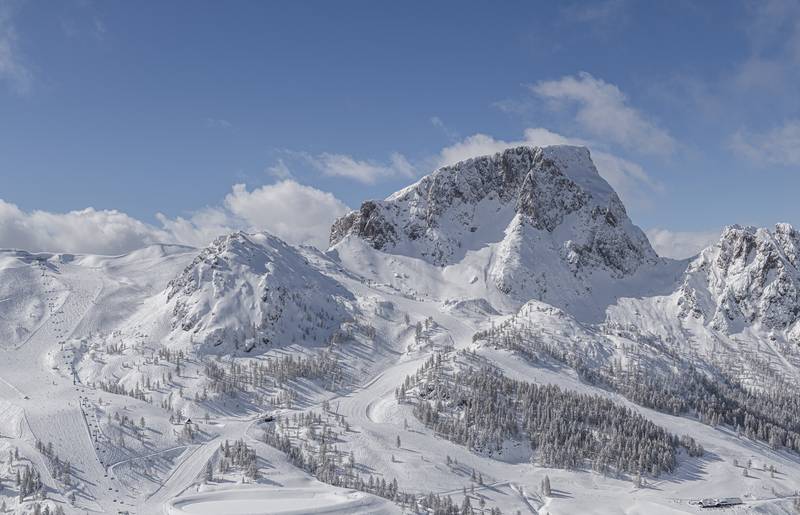 <p>Der Himmel ist blau, an den Bergspitzen hängen noch die letzten Wokenschwaden und das Bergpanorama ist tief verschneit. Das Nassfeld liegt in der Urlaubsdestination Nassfeld-Pressegger See in Kärnten.</p><p><br></p><p><strong>&nbsp;</strong></p>