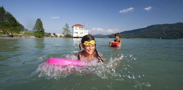 Kinder beim Baden am See