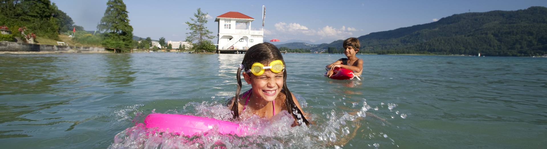 Kinder beim Baden am See