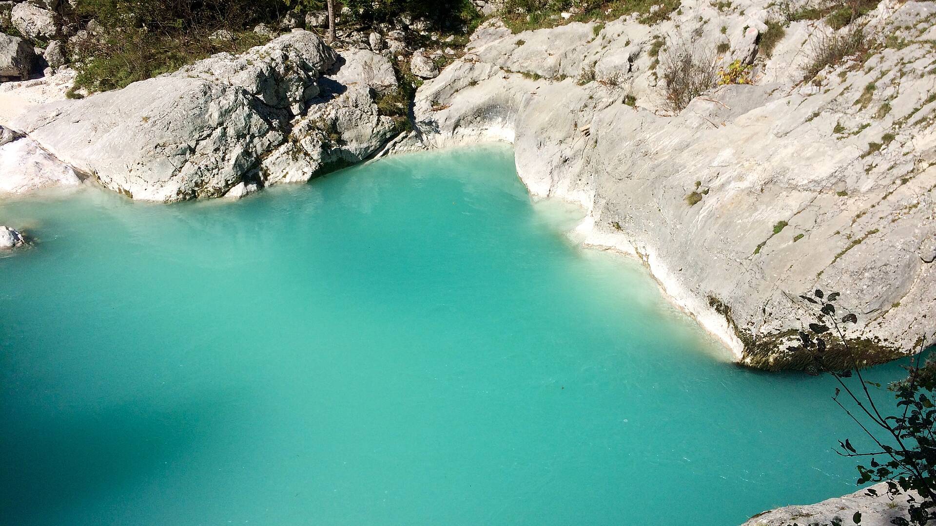 Große Soča Schlucht. Eine der schönsten natürlichen Sehenswürdigkeiten entlang des smaragdgrünen Soča-Flusses. 