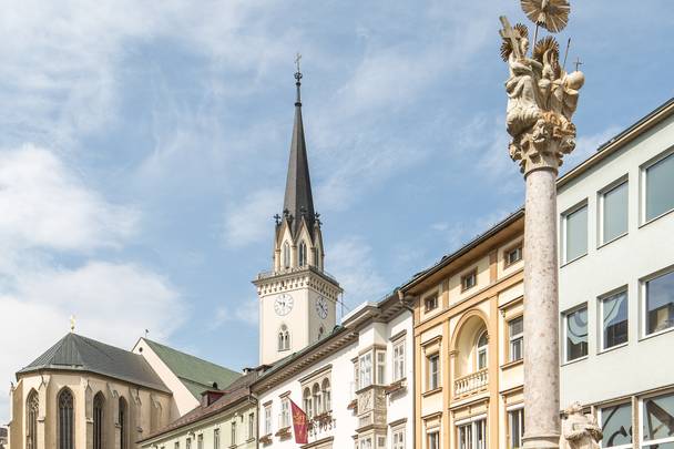 Mit seinen 94 Metern ist der Turm der Jakobskirche, der bereits im Mittelalter berühmt war und mehrfach umgestaltet wurde, der höchste Kärntens.