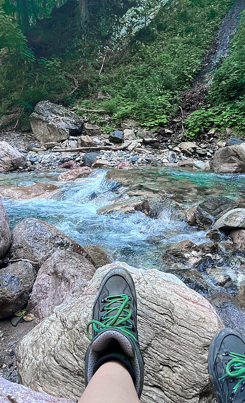 Rast in der Garnitzenklamm neben dem türkisfarbenem Wasser