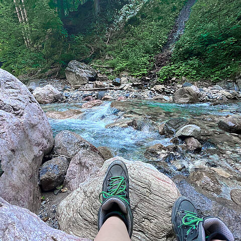 Rast in der Garnitzenklamm neben dem türkisfarbenem Wasser