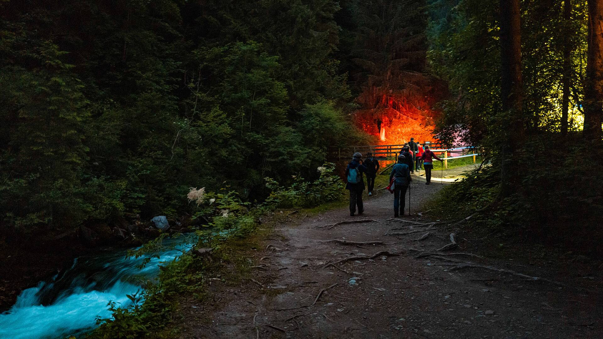 Wanderer am Weg neben dem Mallnitzbach in der Groppensteinschlucht