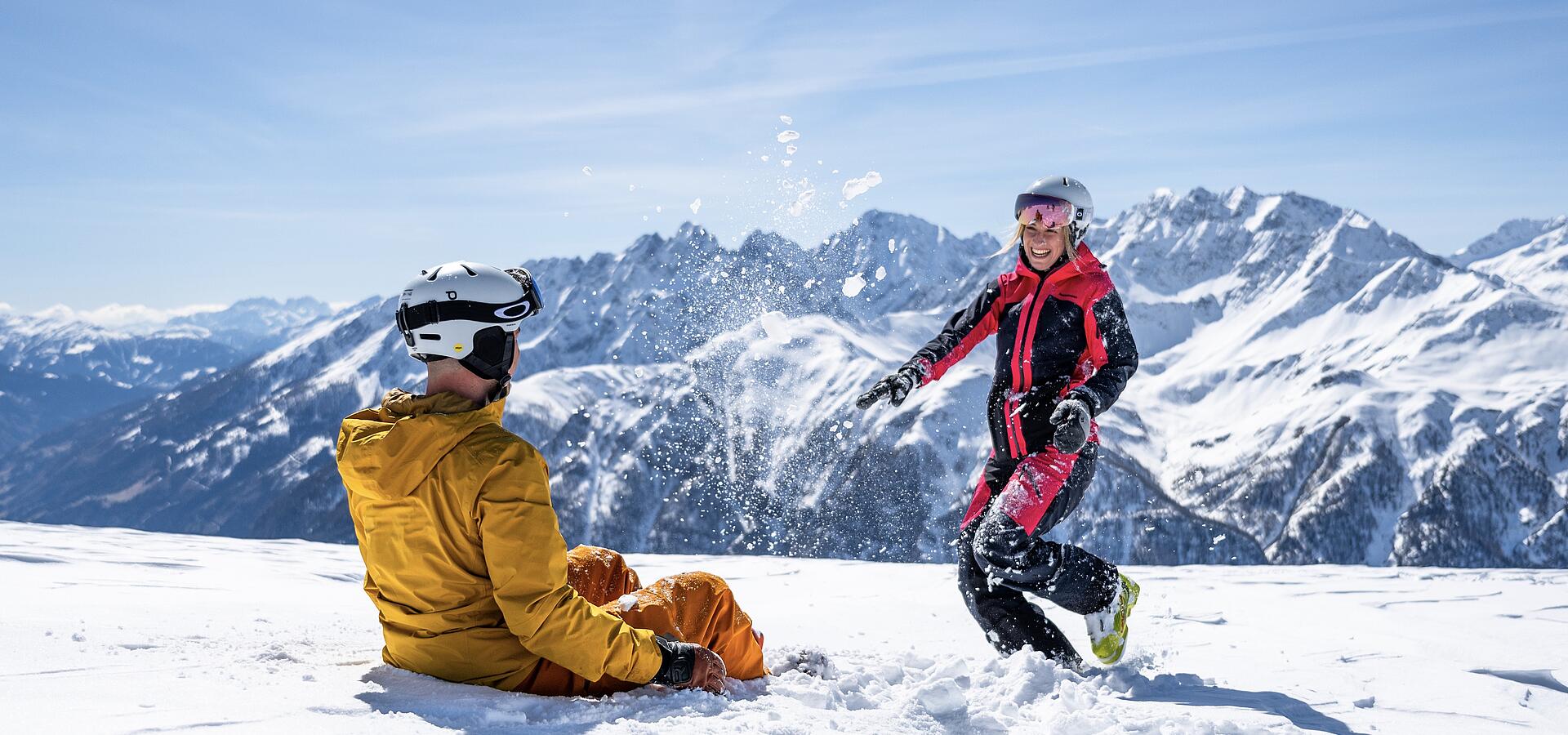 Paerchen beim Spass auf der Piste in Heiligenblut
