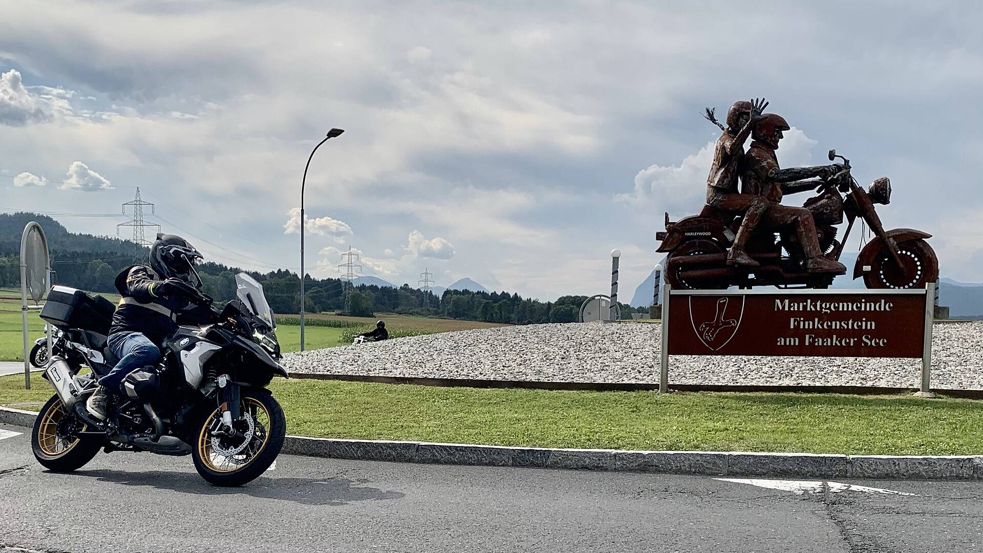 Motorradfahren in Finkenstein am Faaker See bei der Skulptur vorbei