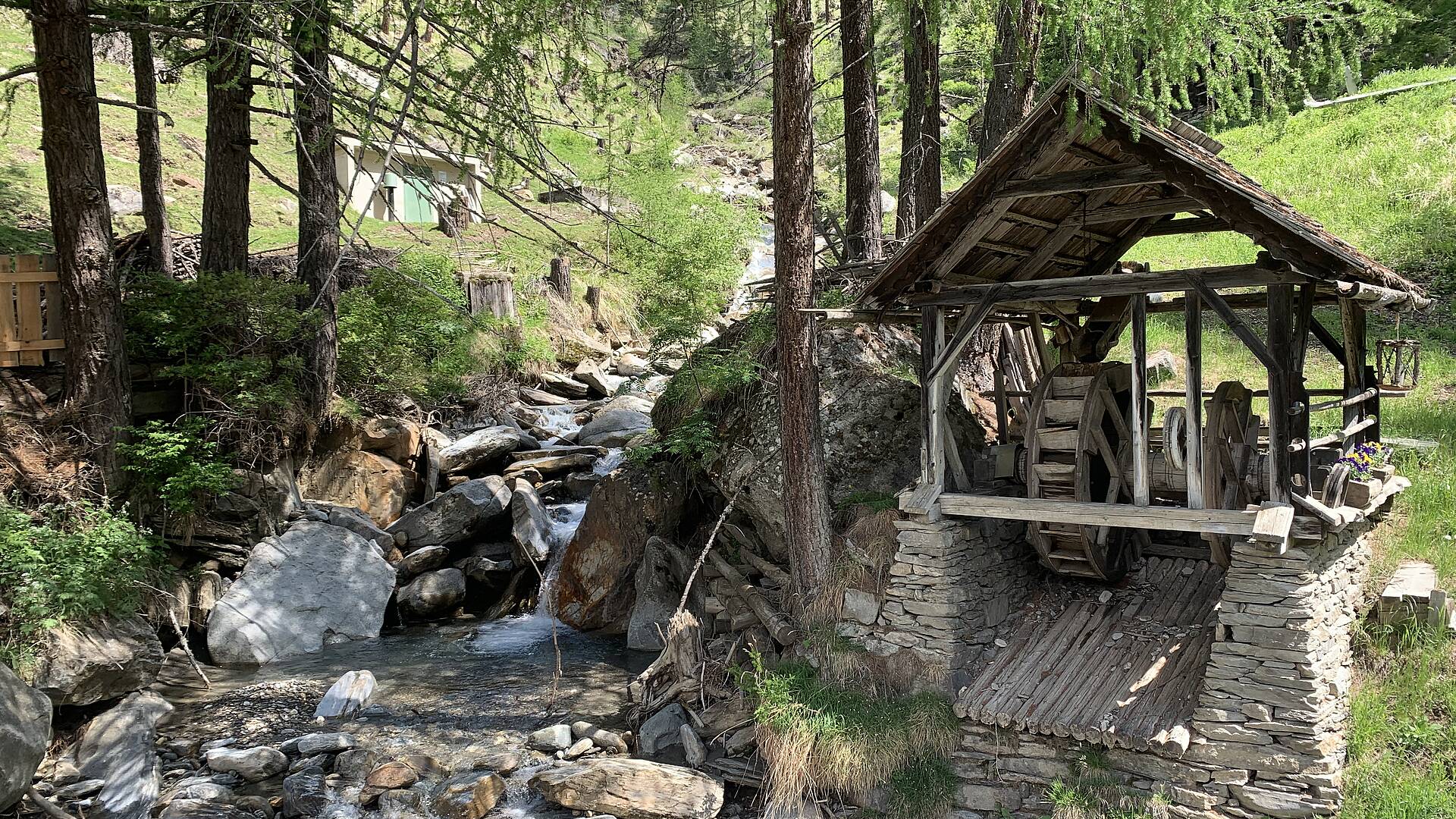 Wandern am Alpe Adria Trail alte Muehle