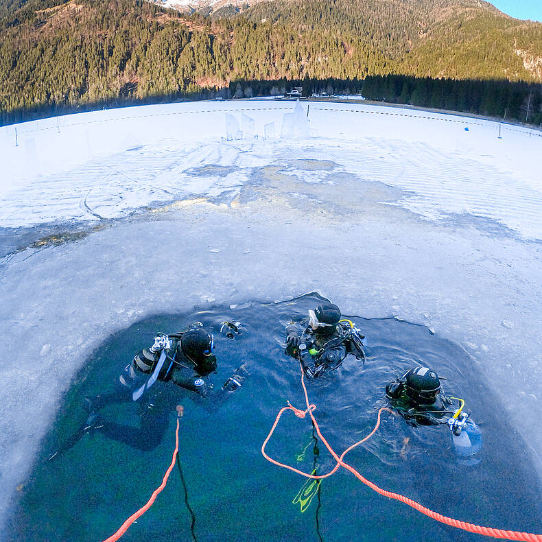 Beim Eistauchen am Weissensee mit der Tauschule Diving Weissensee