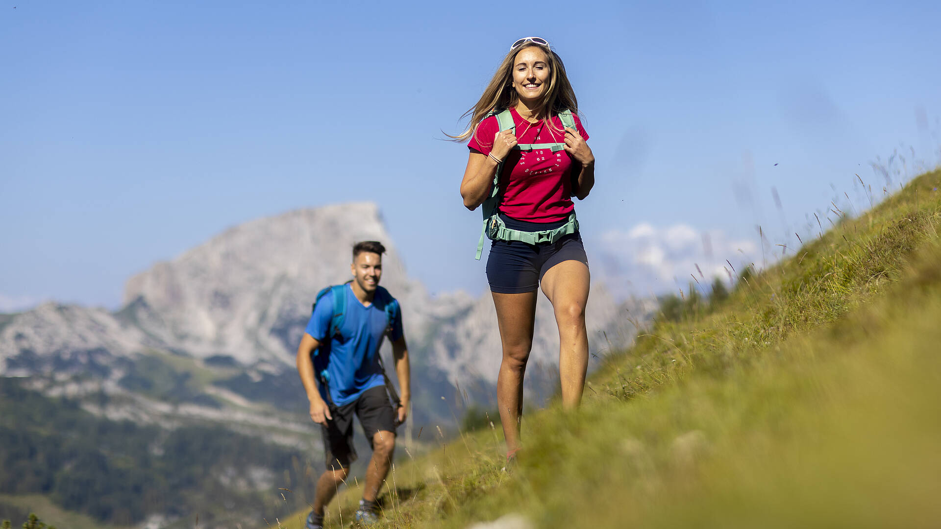 Paerchen beim Wandern am Karnischen Hoehenweg